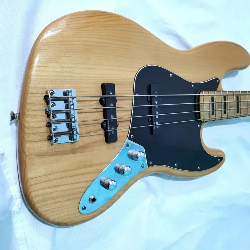 Baixo Squier modifield