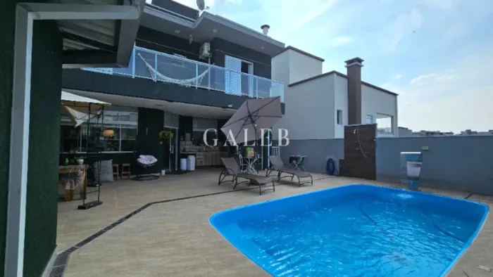 Sobrado á venda com piscina em condomínio na cidade de Atibaia-SP