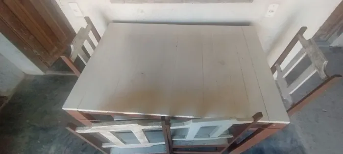 Vendo mesa com cadeiras incluso