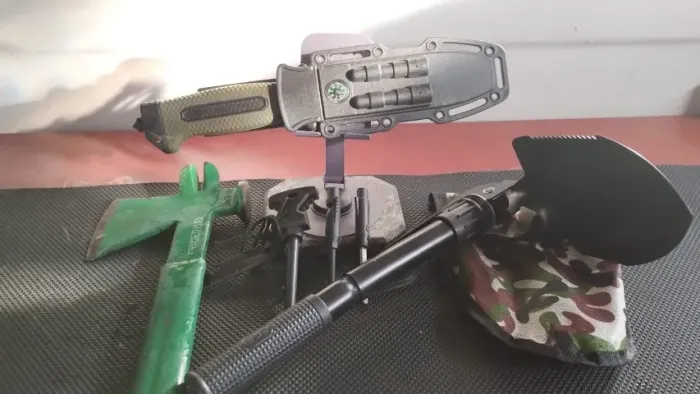 Kit Sobrevivência com Faca Pá e Pederneira