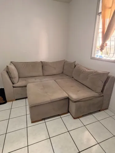 Sofá de canto com puf