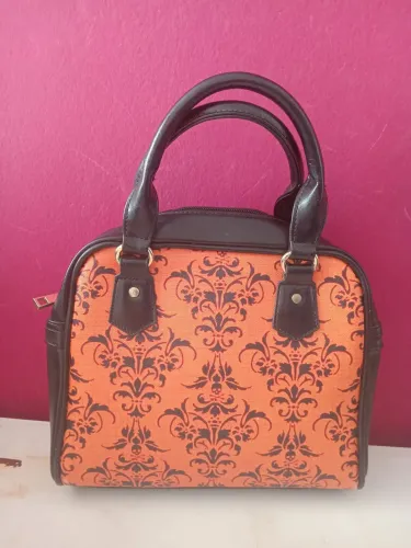 Bolsa "doctor bag" laranja com estampa gótica