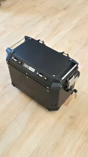 Baú Givi Trekker Outback 48 litros lado esquerdo