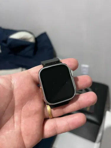Smartwatch com pulseira milanesa e carregador