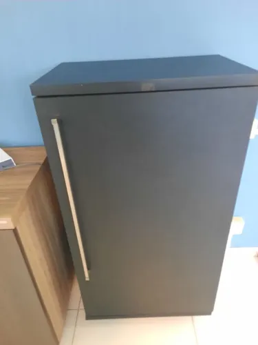 Armário MDF preto com rodinhas