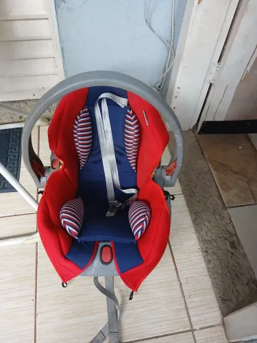 Cadeira de alimentação e Bebê conforto