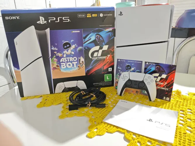 PlayStation 5 Slim Edição Digital + 2 jogos (Astrobot e Gran Turismo 7)