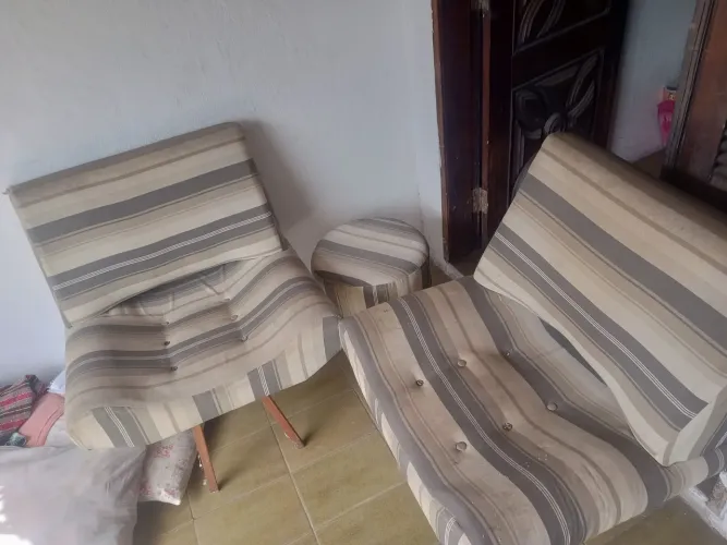 Vendo 2 poltrona e um puf conservado 