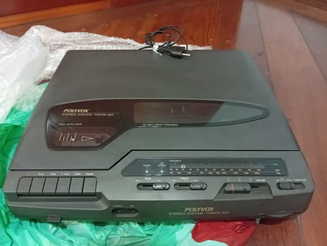 Vitrola polyvox com K7 e rádio AmFm