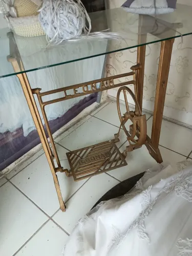 Mesa Decorativa Vintage Pé de Máquina com Vidro Dourado