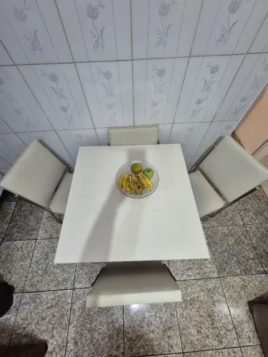 Mesa com quatro cadeiras