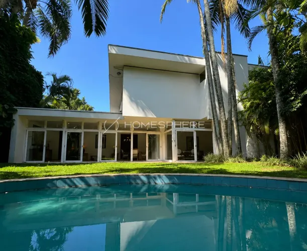 Casa no Jardim Europa com 1.100 m² de terreno e potencial para retrofit.