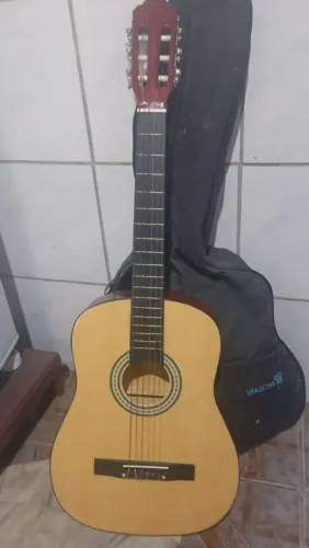 Vendo violão semi novo 250,00