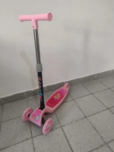 Vendo um patinete por 77,00 reais em ótimo estado,para menina.
