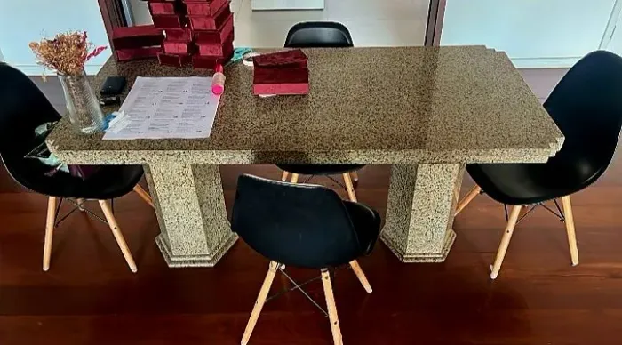 LINDA MESA TODA DE MARMORE , 4 LUGARES, ELEGANTE .. NÃO ACOMPANHA AS CADEIRAS