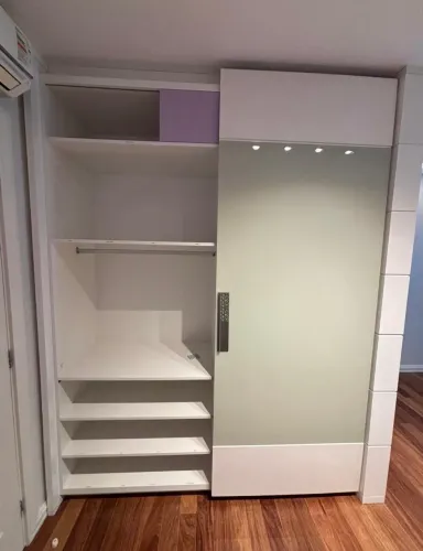 Guarda roupa com painel lateral e prateleiras (n precisa ser utilizado)