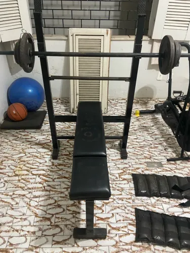 Equipamento de academia supino e bike ergométrica