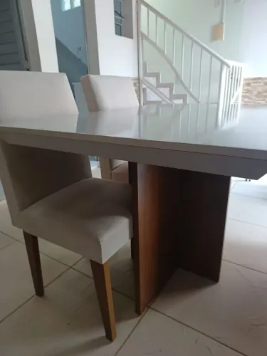 Mesa com 4 cadeiras 