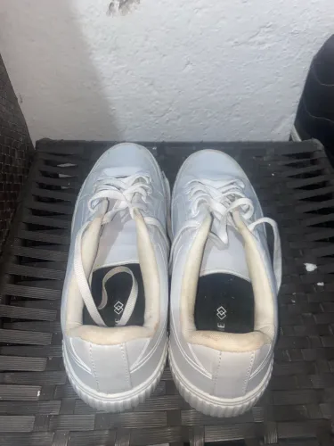 Vende-se tênis branco semi novo, tamanho 44,45
