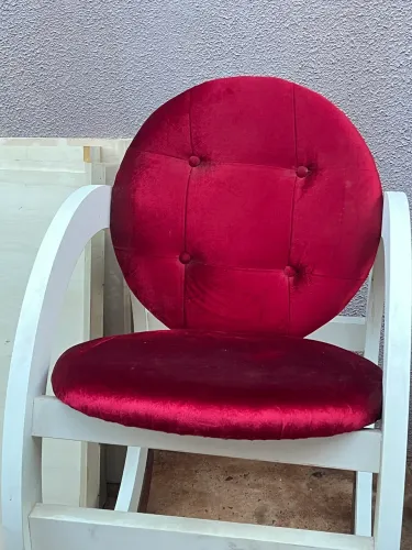 Poltrona de madeira com almofada vermelha