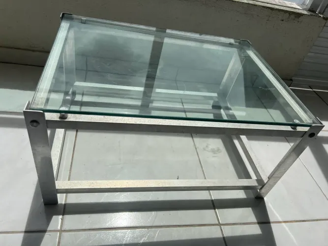 Mesa de centro de vidro com base em alumínio