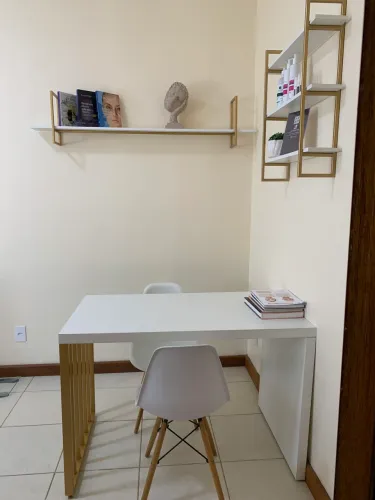Mesa e prateleiras escritório ou clínica
