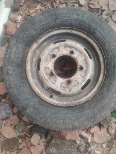 Pneu estepe kiA aro 14,, precisa remendar fora isso esta bom pra quem precisa..