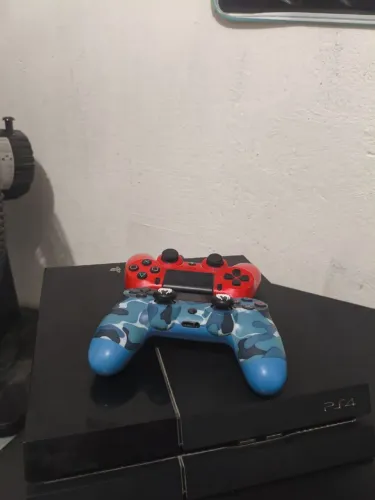 Vende se Playstation 4 com dois controles