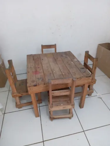 Mesa de madeira infantil de 4 cadeiras