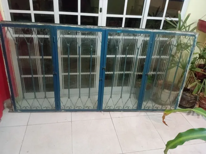 Vendo  janela com grade e vidro de ferro 
