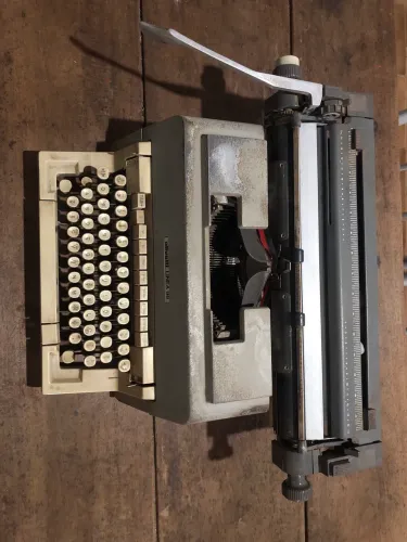 Máquina de escrever olivetti linea 98 funcionando