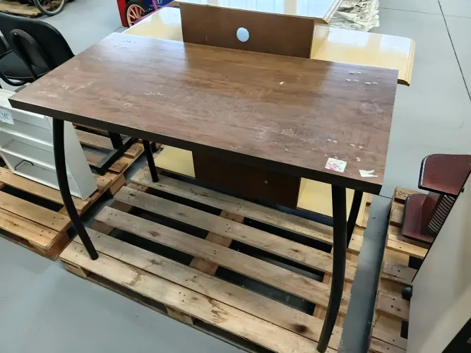 Mesa estilo industrial. Usado.