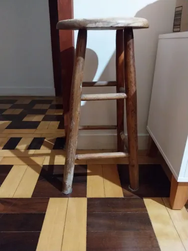 Banqueta de madeira - tamanho médio 55cm de altura