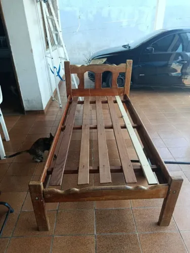 Cama de solteiro de madeira, precisando lixar