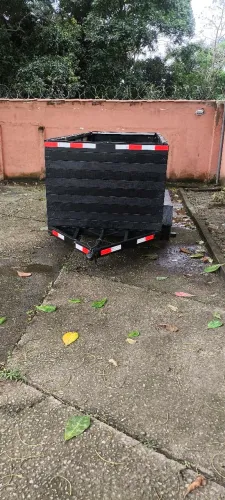 Vendo carretinha, com 3,30x1,00. Toda madeirada e reforçada. 9 mil. Mas tem negócio!!!