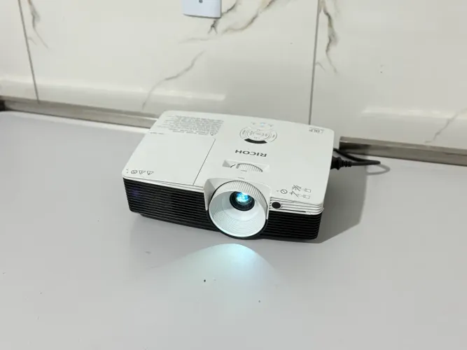 Projetor Ricoh PJ X2240 Seminovo