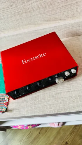 Interface de Áudio Focusrite 18i8 Scarlett