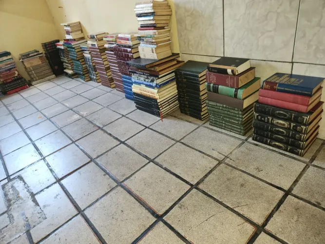 Vendo Biblioteca Particular - mais de 2.500 livros!