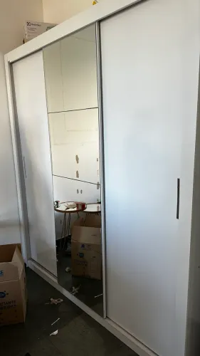 Guarda roupa branco porta de correr