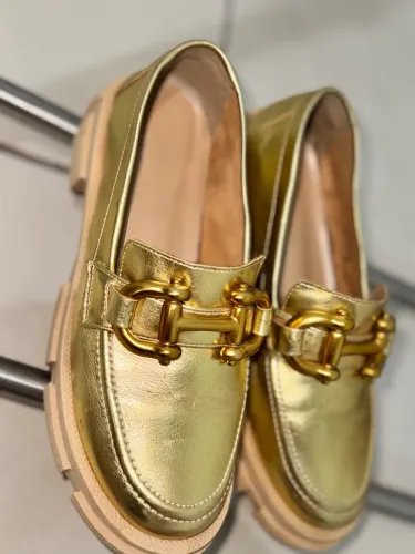 Sapato Mocassim tratorado metalizado