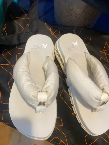 Chinelo kenner modelo Anitta