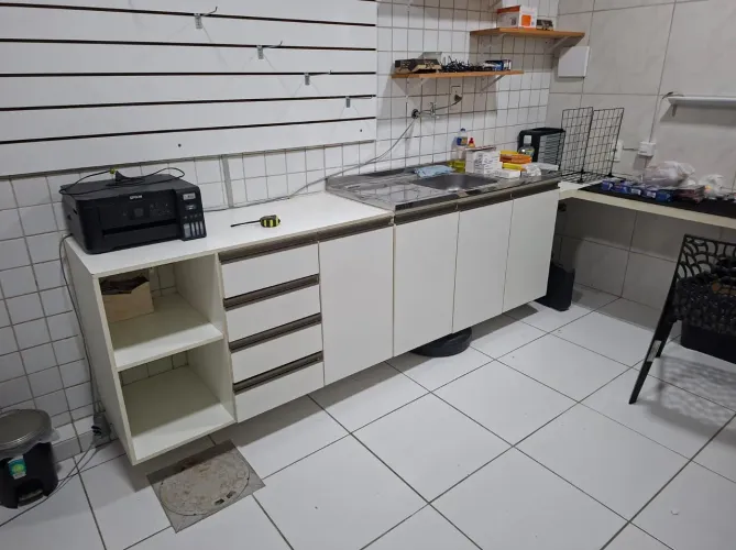 Vendo móvem projetado com 4 portas, 4 gavetas e dois nichos em excelente estado