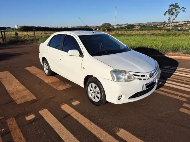 Toyota Etios XS Sedan 1.5 Flex 16V 4P Mec. 2013