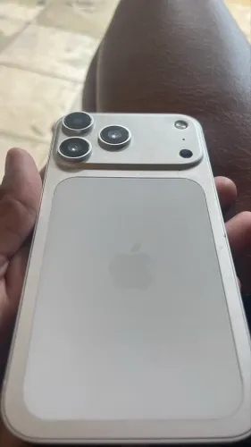 iPhone 11 montado no 17 pro