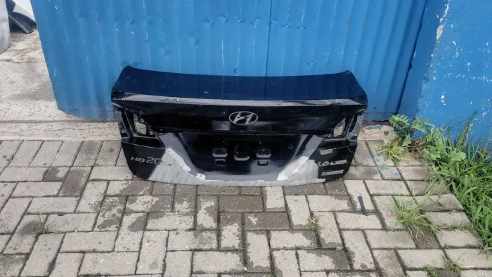 Tampa traseira HB20 sedan 2013 a 2016 com furo