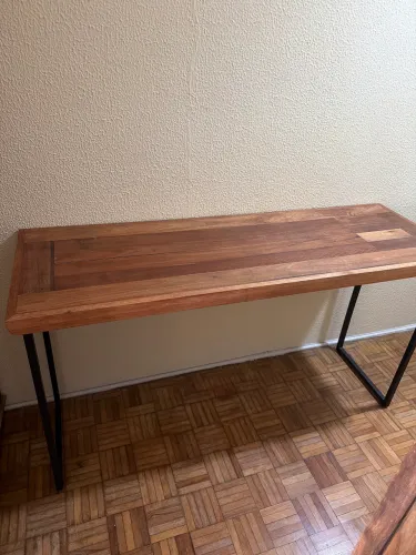 Mesa aparador de estilo industrial com tampo de madeira maciça e estrutura de metal
