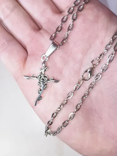 Crucifixo em formato de rosa, formato orgânico. NOVO. Aço com banho de ródio. 60cm e 4mm.