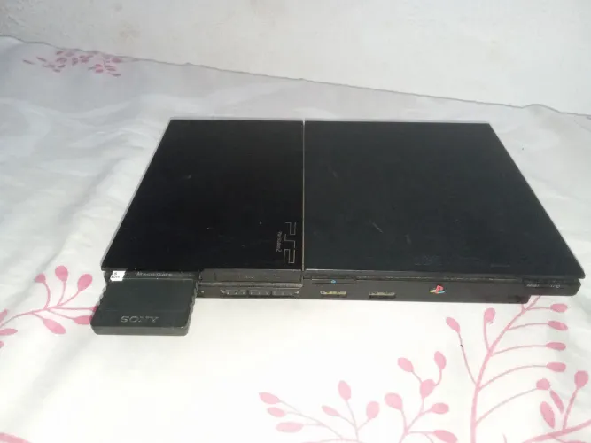 Ps2 funcionando tudo e com fios, acompanha 2 manetes e memory card preço negociavel