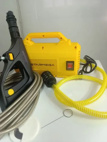 lavadora de alta pressão da marca  modelo compacto com motor de 1400W a 1500W.