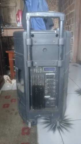 CAIXA ATIVA POTENTE E UMA MESA DE SOM DA SOUNDCRAFT DE 6 CANAIS COM EFEITO